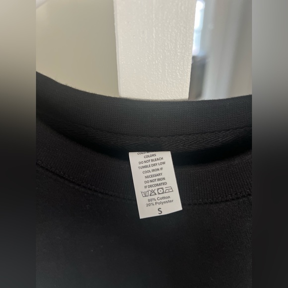 🆕 VICI logo crewneck sweatshirt in black, size small. Comfy sweatshirt! 🖤 - Picture 4 of 4